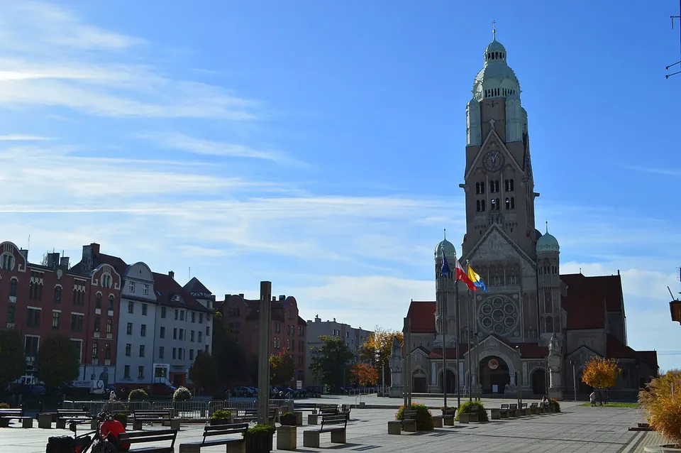 Plac Jana Pawła II w Nowym Bytomiu z widocznym kościołem
