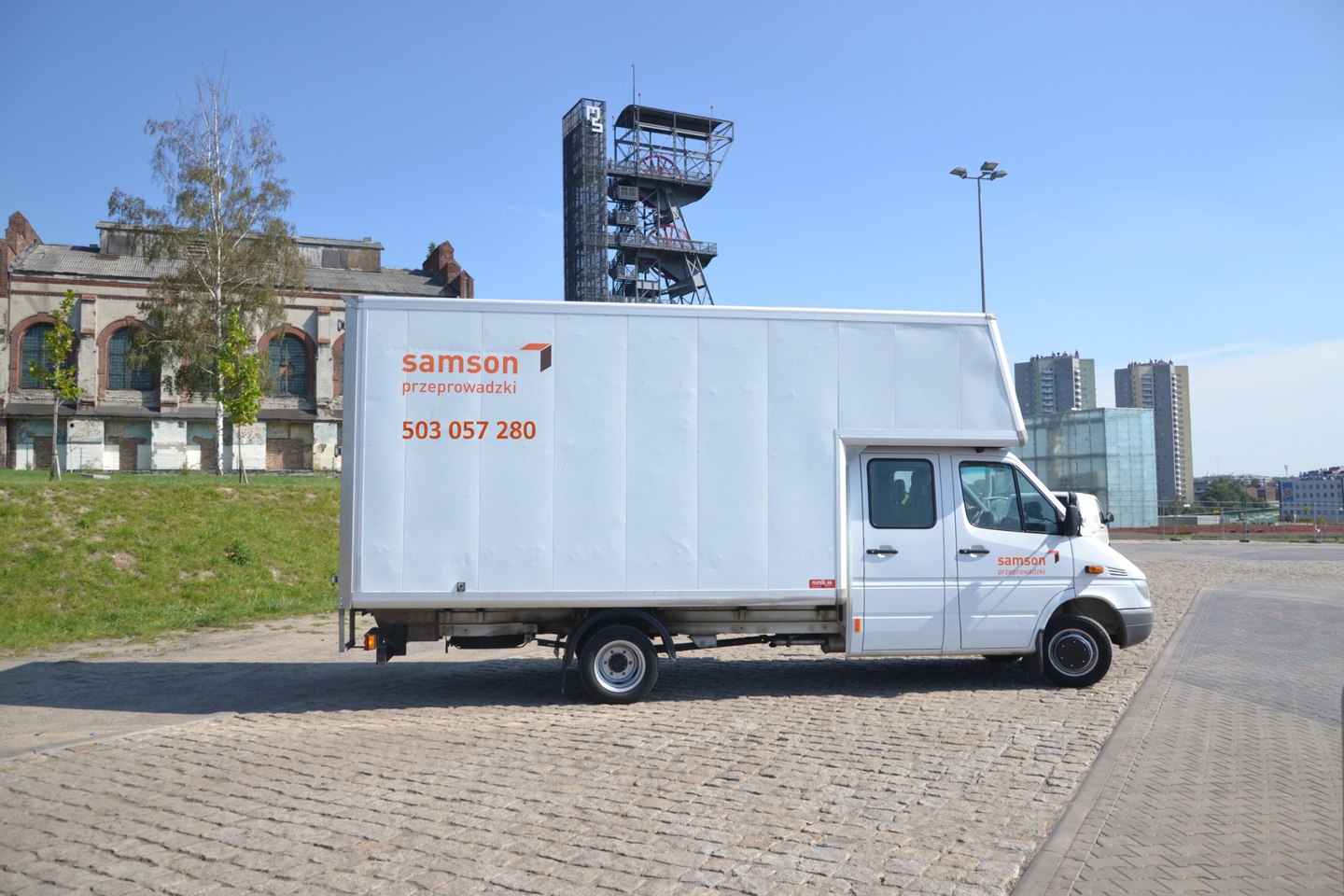 Widok z boku na meblowóz SAMSON z logo firmy i numerem 503 057 280.